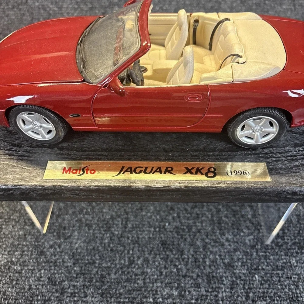 Maisto Jaguar XK8 Convertible (1996) 1:18 Scale Diecast Model - Burgundy/Red